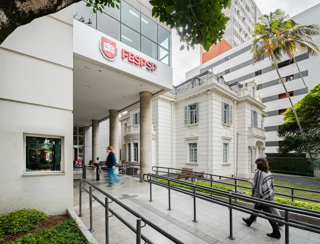 Entrada do campus da FESPSP com o casarão histórico ao fundo