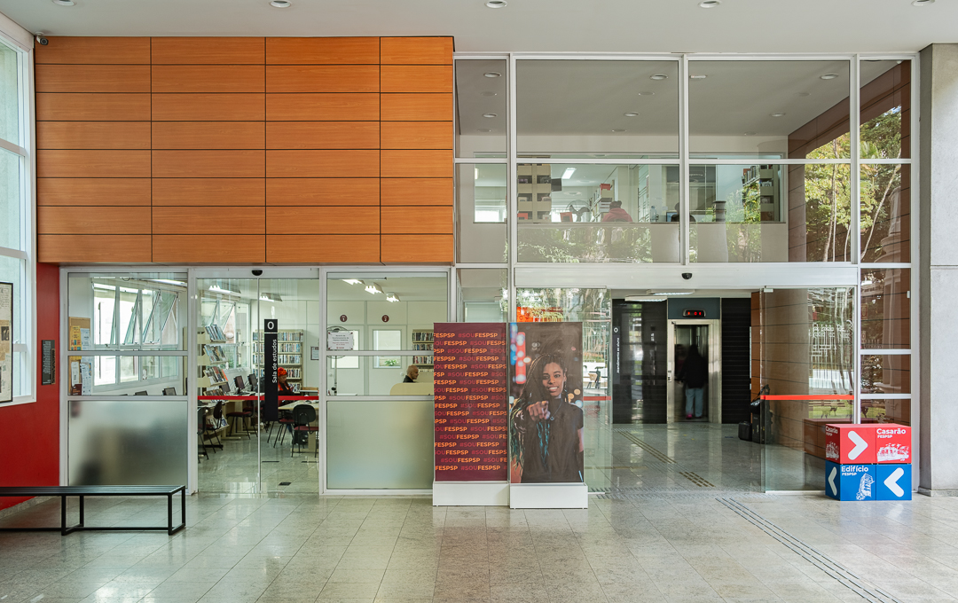 Hall de entrada do edifício da FESPSP com acesso à biblioteca